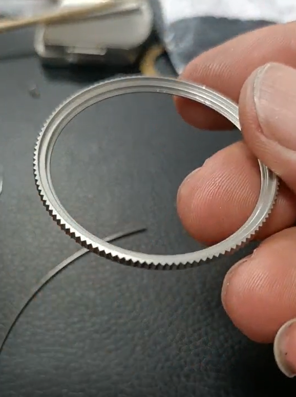 bezel ring with spring