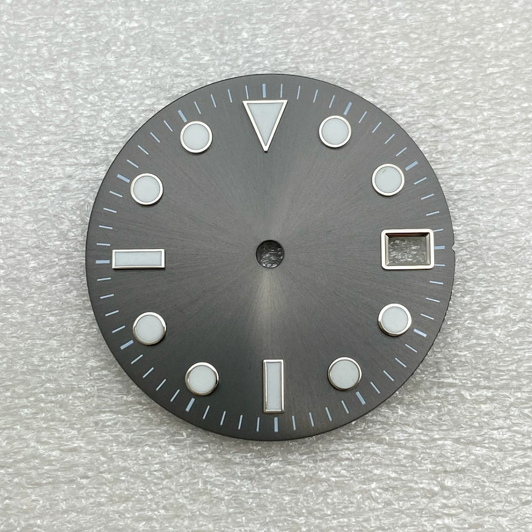 28.5mm Submariner dial water ghost modified dial, ice blue luminous no logo dial, sun pattern literally adapted to NH35 movement